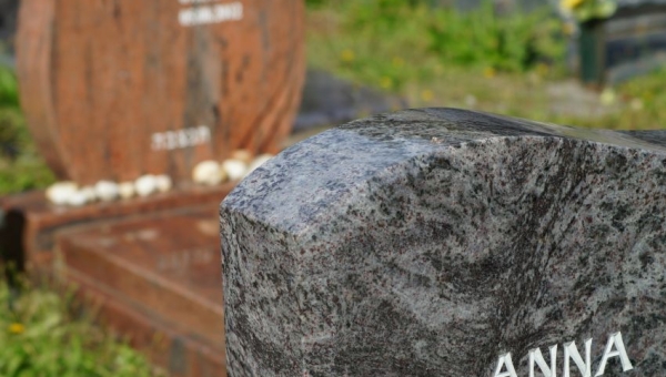 Cytaty na nagrobku – jakie (i czy w ogóle) umieścić?